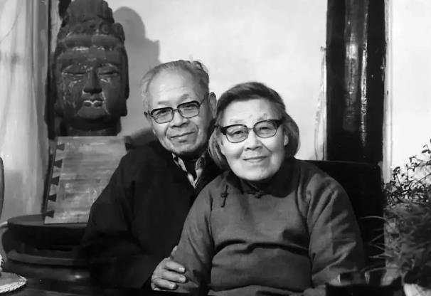 1945年， 王世襄 和 袁荃猷 结婚。婚后，王世襄发现妻子除了会剥蒜，其他家务