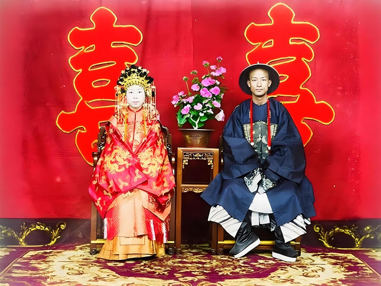 这是1870年曾国藩孙女曾广珣与吴永的婚礼合影。画面背景衬着两个硕大的“喜”字，