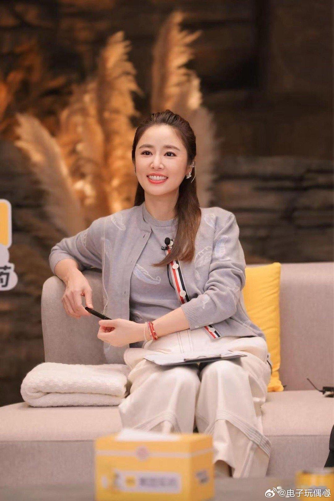 林心如的中年穿搭太会了！灰色开衫配白色阔腿裤，简约大气，高级感直接拉满～ 