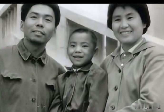 老照片，你能一眼看出照片里小男生是谁的，给你点赞哟[奸笑]
需要剧透的去评论区寻