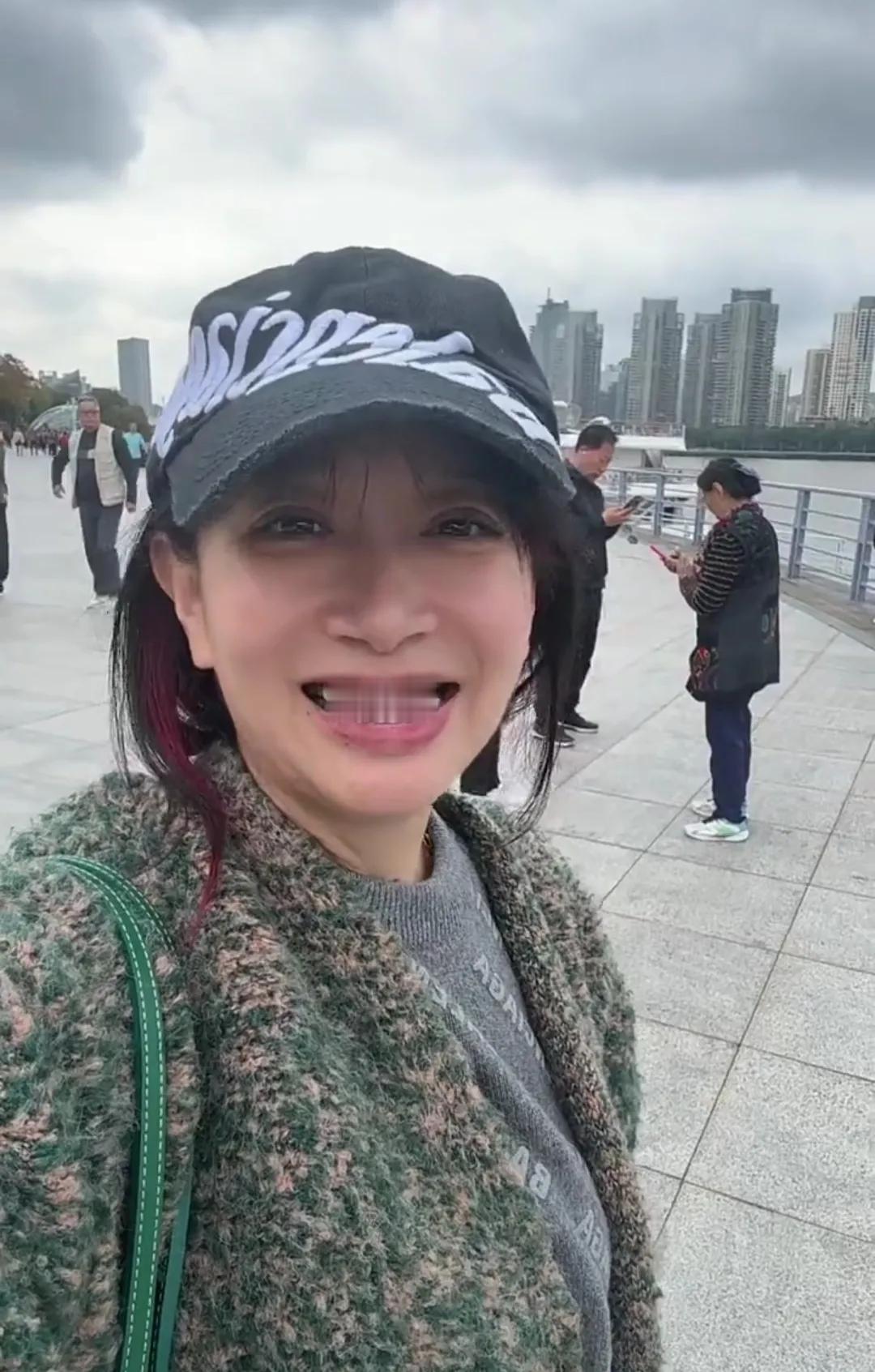 国内知名主持人王芳与父母同游上海，一家三口长的非常像！

王芳国内知名的主持人，