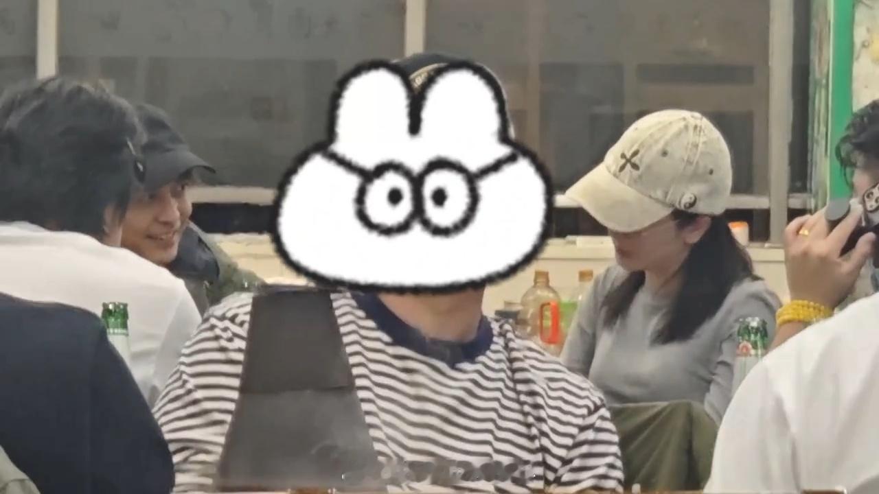 李晟李佳航与好友聚餐李晟李佳航与好友吃火锅 李晟李佳航好甜 ​​​