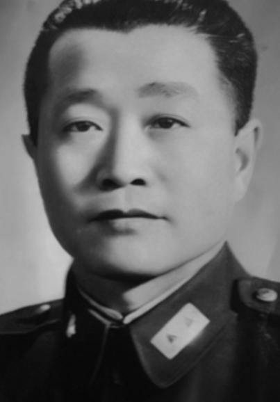 1927年，国民党设下“鸿门宴”扣留了周恩来，眼看处境凶险，怎料，审讯的军官竟是