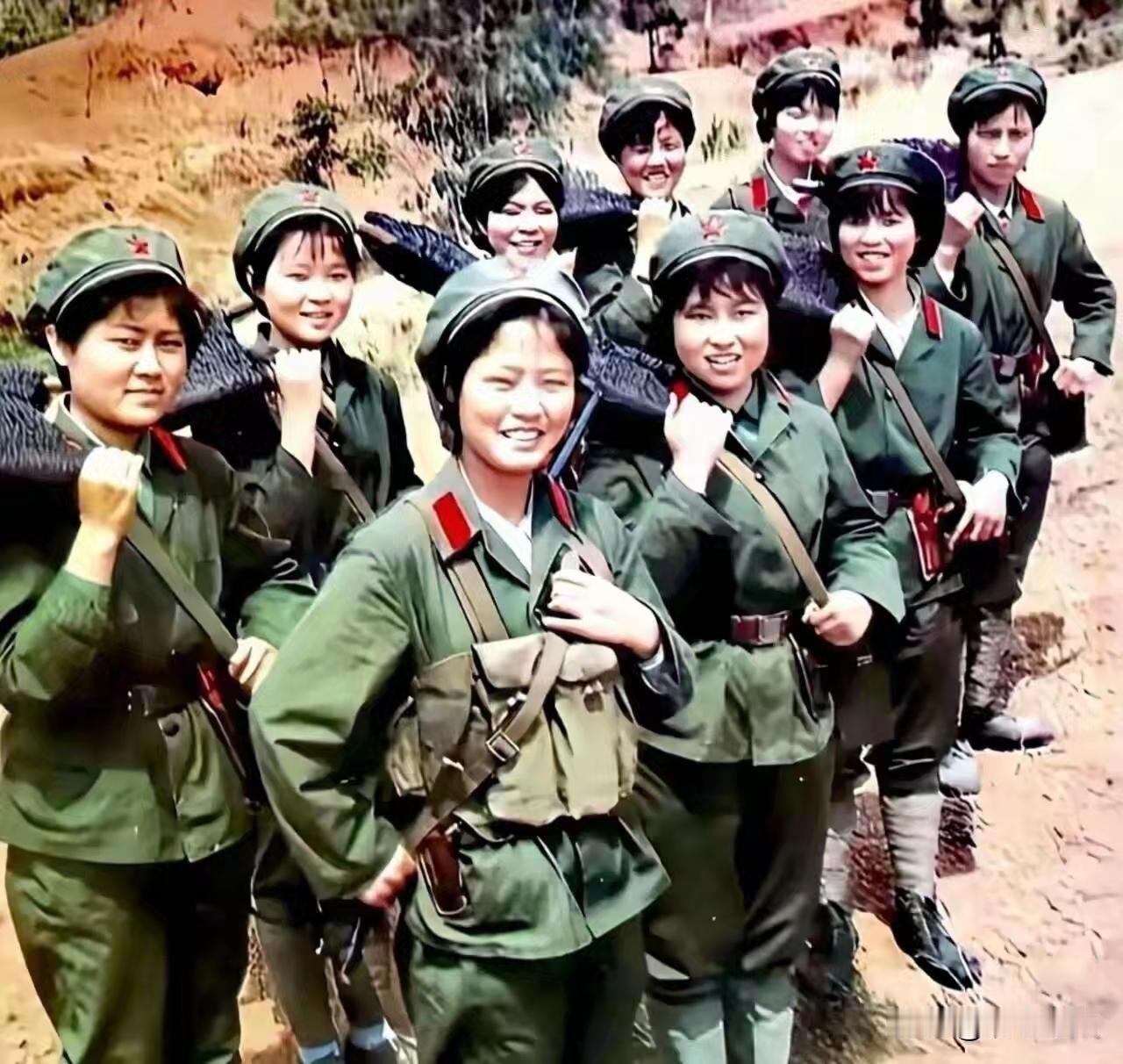这是50军149师通信连总机班1979年3月的合影。在对越自卫还击战中，她们冒着