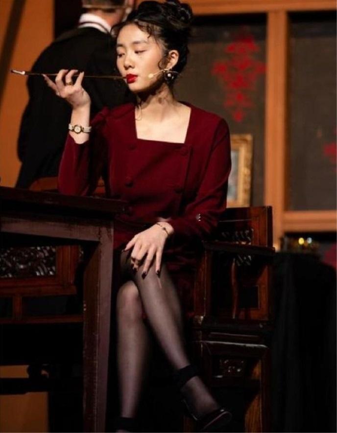 黄多多最新舞台剧照，身穿红裙黑丝手握烟斗，18岁的黄多多尽显成熟风范~ ​​​