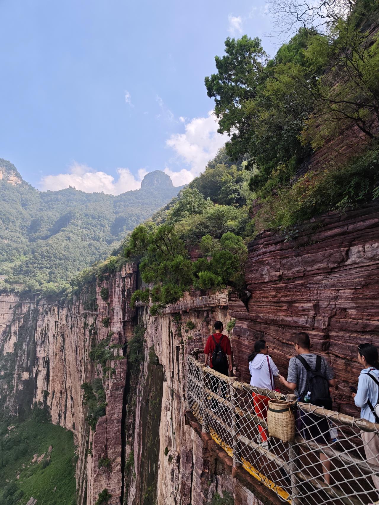 奇石嶙峋，挂壁栈道，挂壁玻璃栈道。玩了一把心跳加速的穿越刺激。

新乡八里沟景区