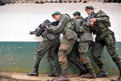 哥伦比亚国家警察大量装备以色列塔沃尔无托步枪
不过24年与以色列断交了，以后不知