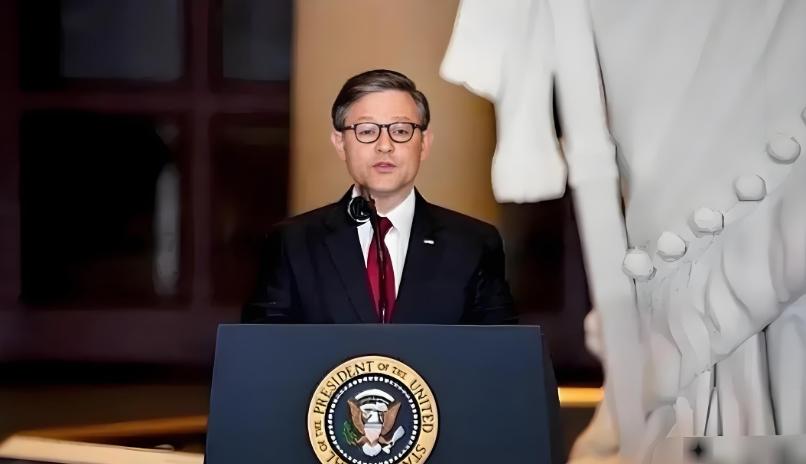 美国众议院议长约翰逊周三直言，中国禁止英伟达芯片令美中关系紧张，并称中国为美国的