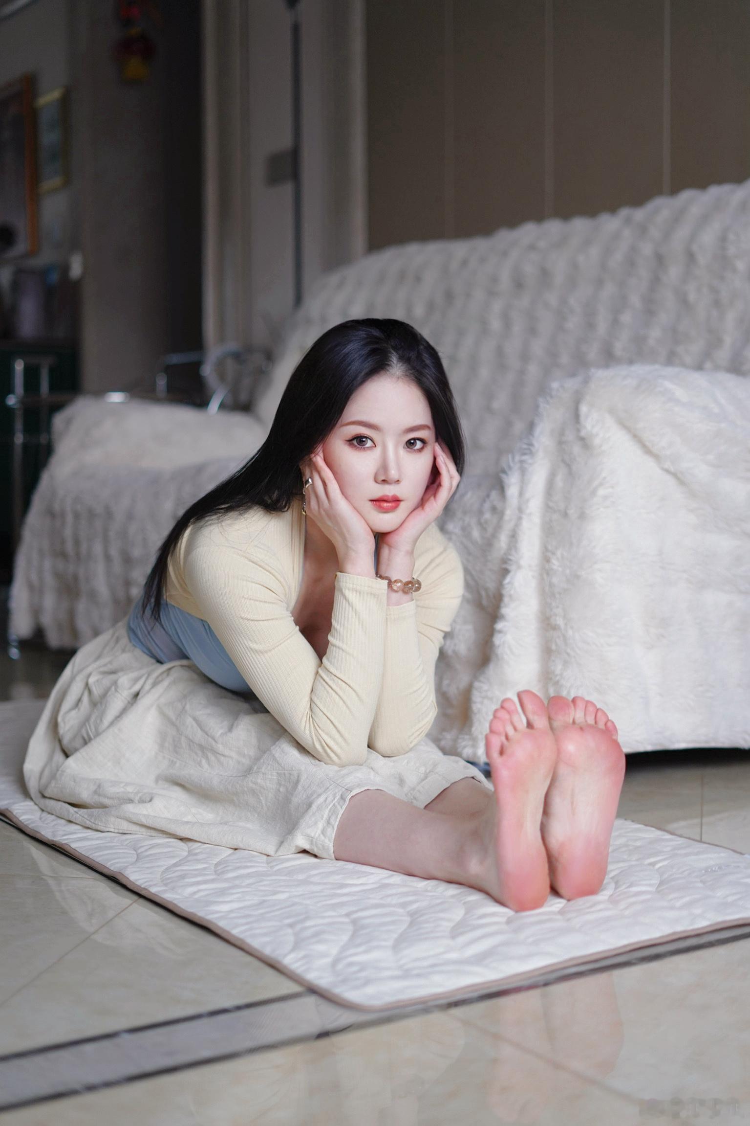 发图发图！一抹绿色是上次说到同事给我带回家的植物，当拍照的前景真好。瑜伽全民运动