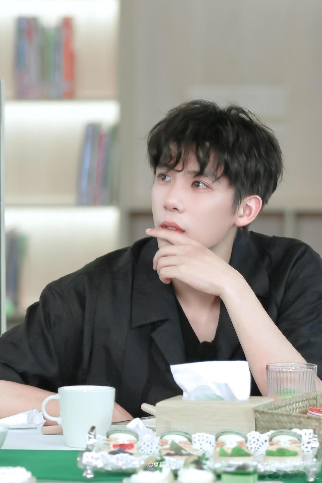 王安宇的时尚完成度好强 王安宇的穿搭真的属于越看越上头的那种，他的时尚完成度强就