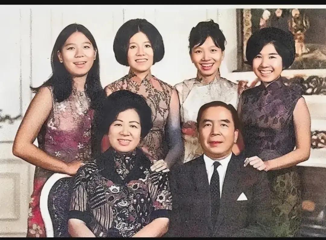 70年代，包玉刚夫妇和四个“千金”，一张罕见的全家福，女儿们穿着旗袍，看起来非常