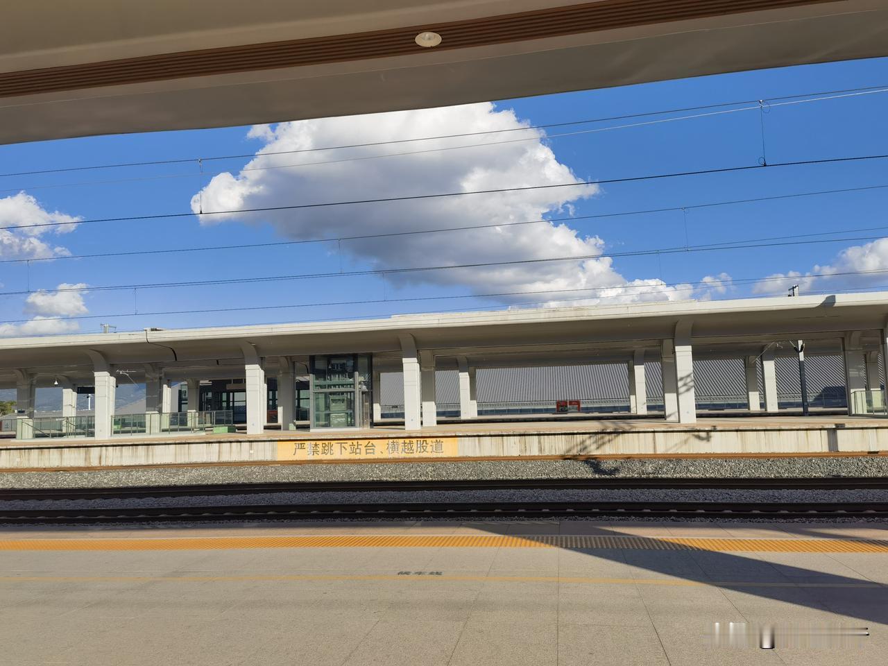 普洱站出站口，要下好多台阶才出得来，体验感很不好。

普洱站出站口，导航可找到。