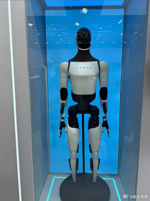 特斯拉第三代机器人亮相  AWE2026现场展出，系首款量产版，计划2026年底