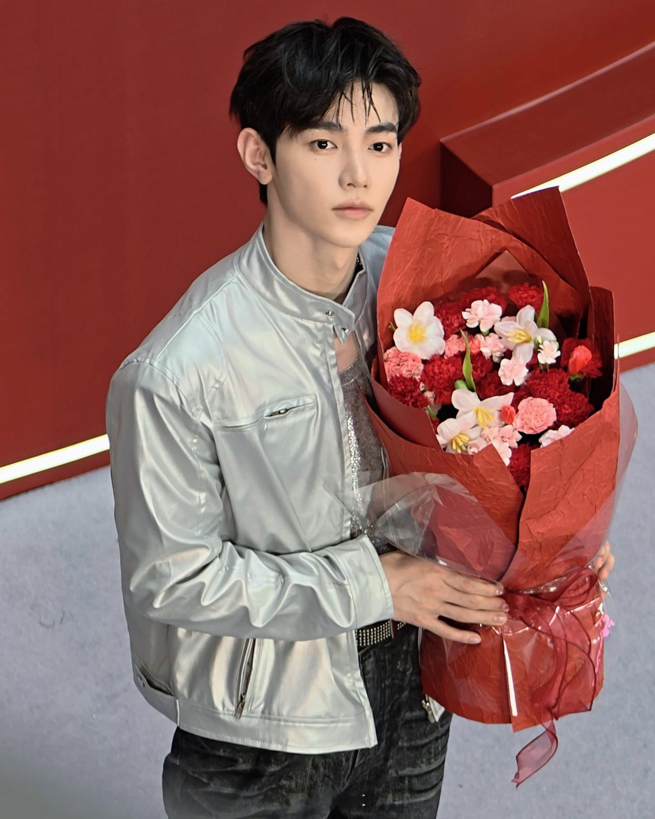 章昊  🎻章昊六男一 拿着捧花向你走来🥰 