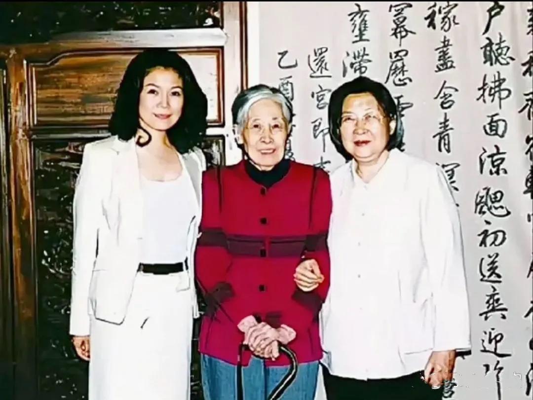 2004年，李敏和女儿孔东梅看望王光美时的照片。
此时，83岁的王光美的身体已经