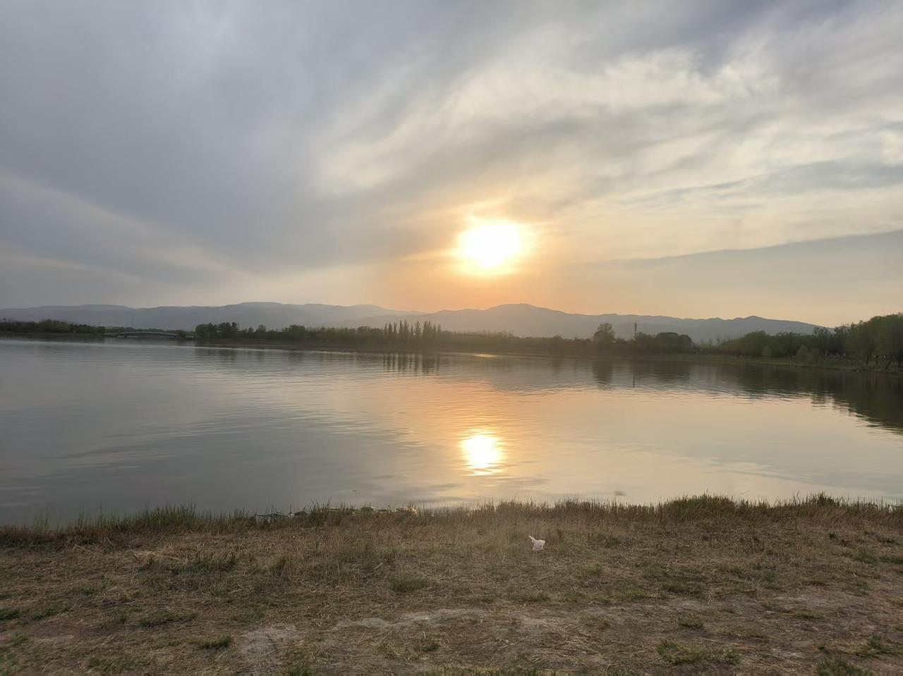 太原晋阳湖公园，看油画般的落日余晖