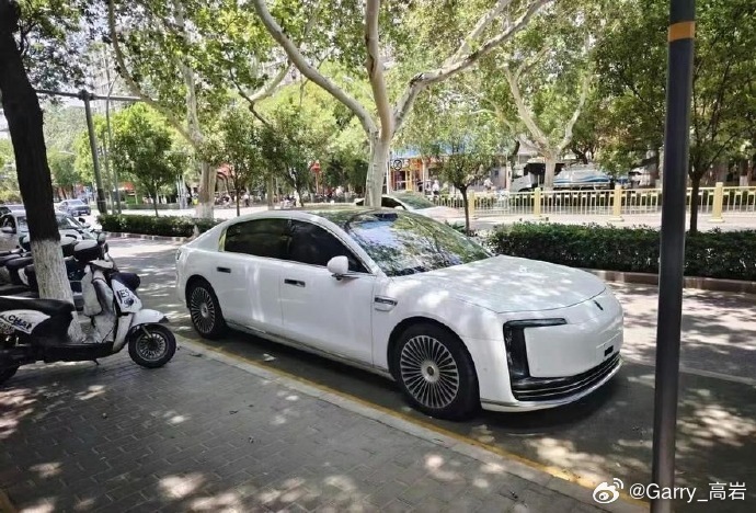 尊界S800这个白色在气场上也并不逊色！现在就是比较期待30号正式发布时的售价了