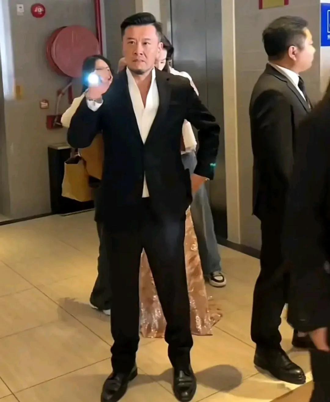 神仙姐姐刘亦菲的保镖火了
有人说，他总是想占C位
把刘亦菲遮得严严实实的
也有人