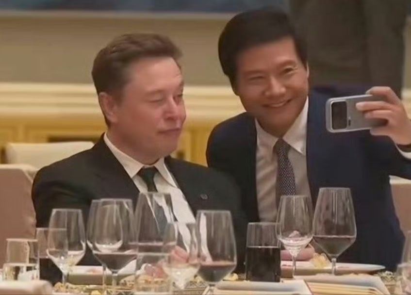 马斯克是懂流量密码的确实，老马是很懂如何在网上给到更多焦点的。雷总跟老马合影还有