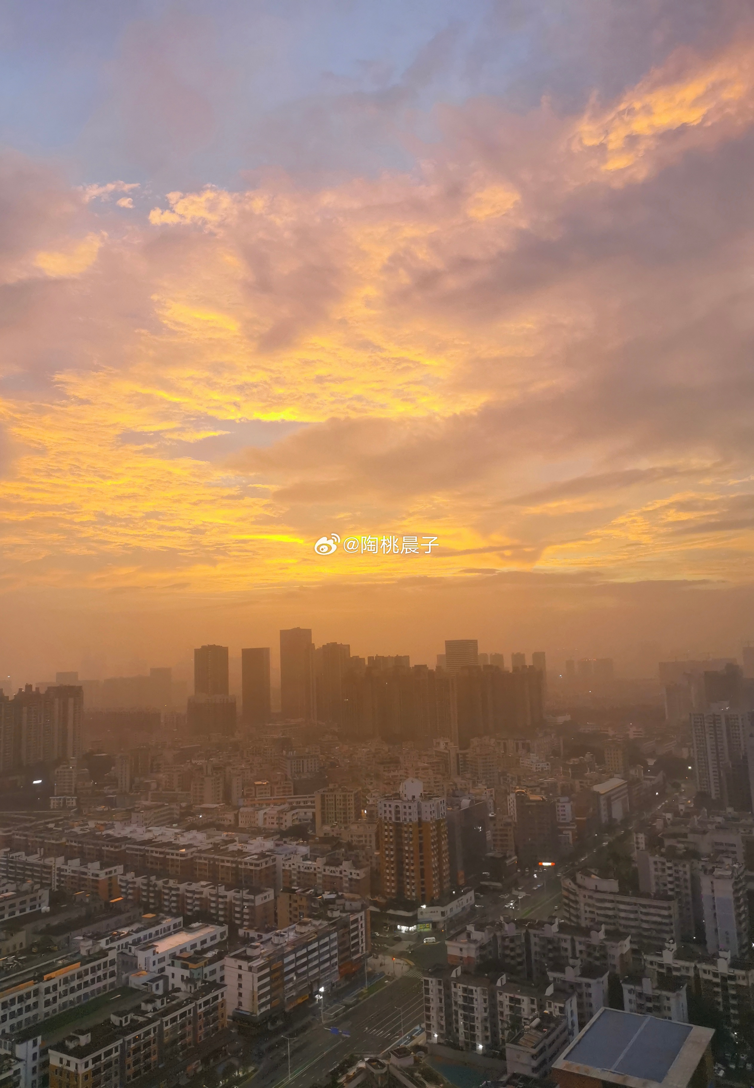 今早6:15的🌅我替你们偷偷看了 自然醒 深圳最近天都雾蒙蒙的 就早上十分钟眼