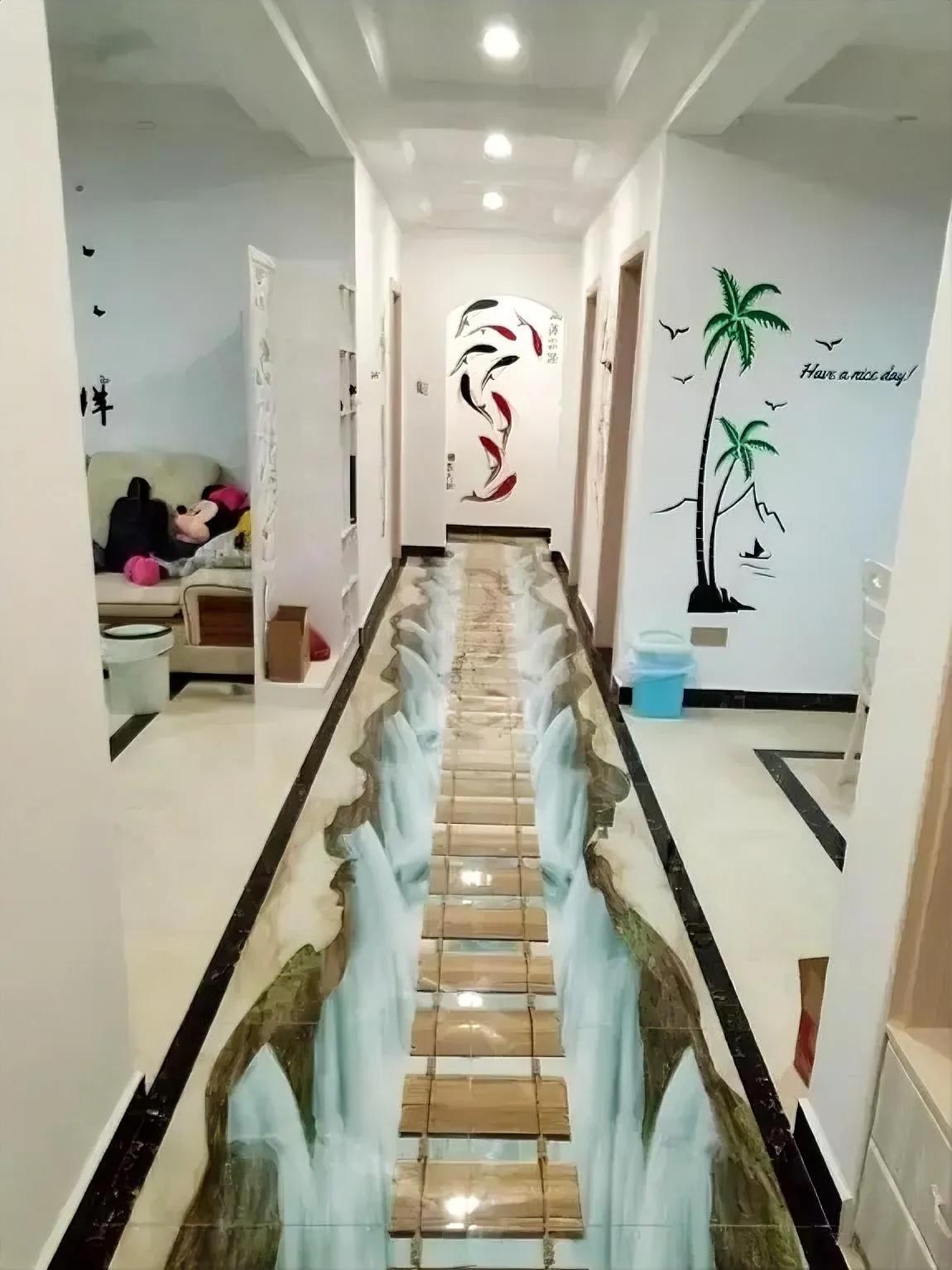 这个过道装修，两边是高山流水，走在中间像在走“天桥”一样的感觉！大家感觉怎么样呢