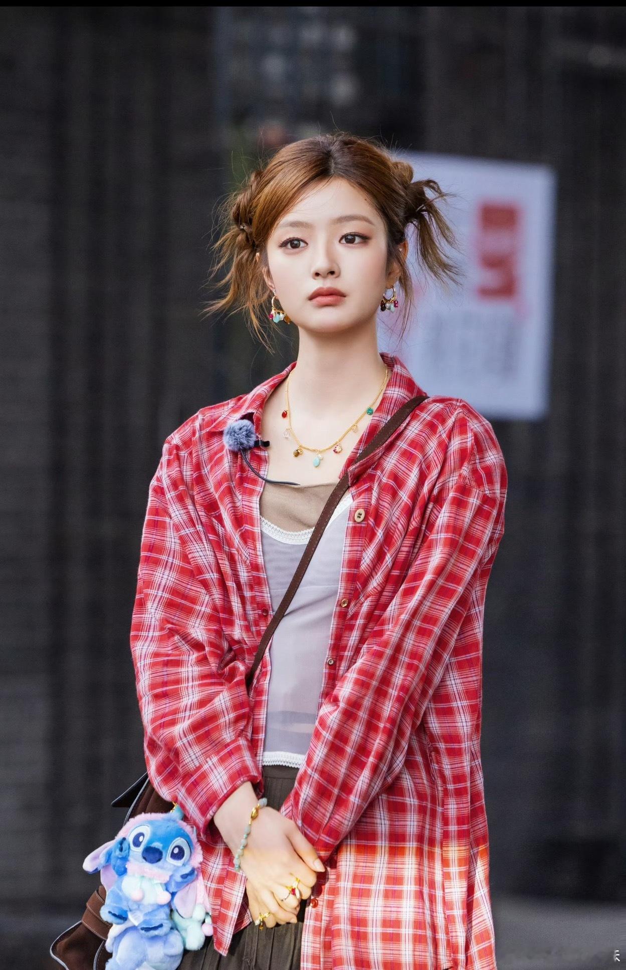 徐若晗桃花坞的发型穿搭好像台剧女主 