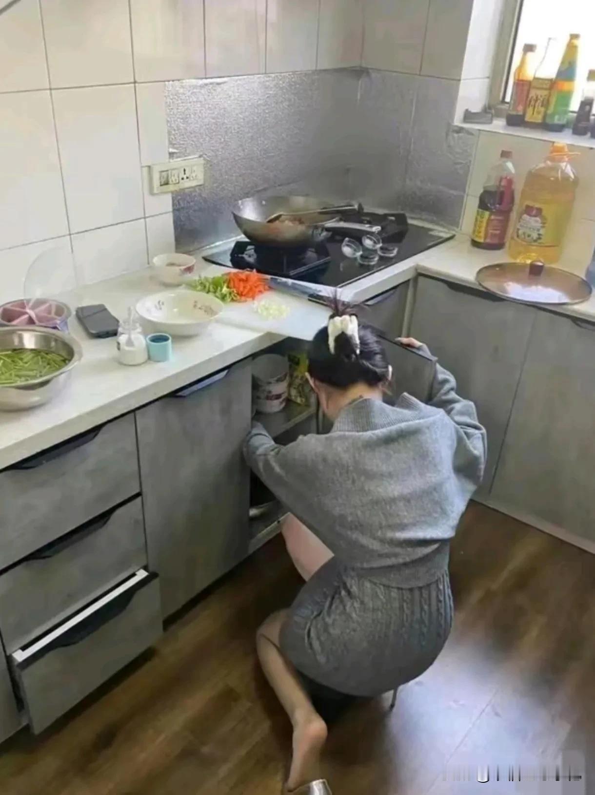 厨房忙，饭菜香。
