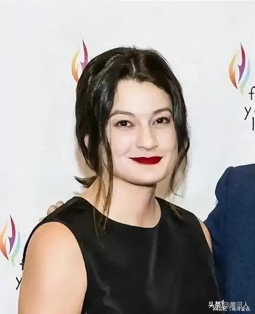 “AI之父”黄仁勋的混血女儿，颜值惊艳
 
被誉为“AI之父”的英伟达创始人黄仁
