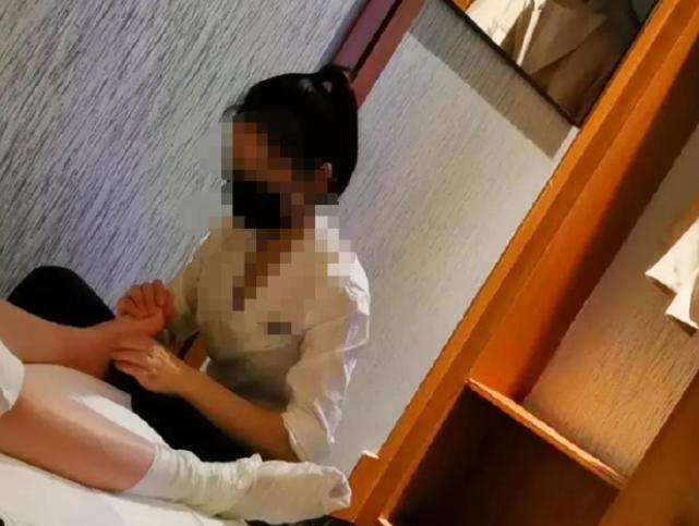 上海，一男子夜里寂寞难耐，就去洗脚房洗脚，被告知有特殊服务后，男子也是十分豪爽的