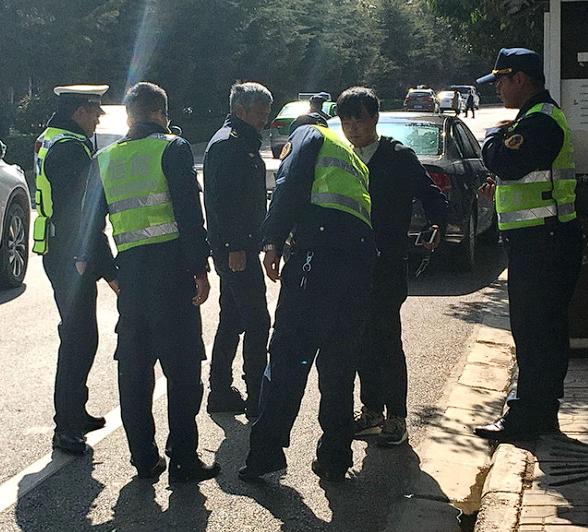 罪有应得！湖南长沙，公交车刚驶出站，一对父子在前面拦车，司机停下后俩人上来，司机