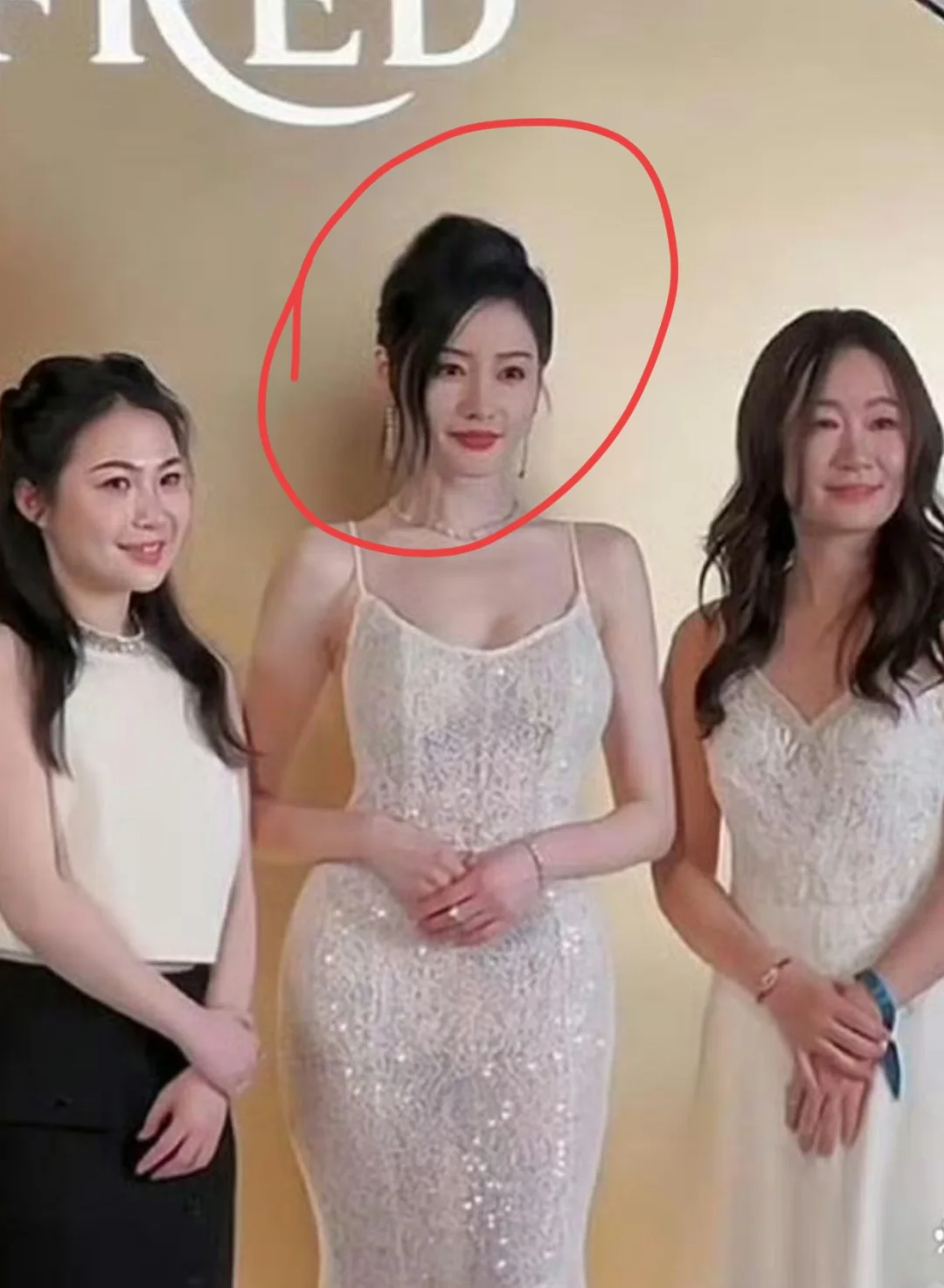 合影赢麻了，女明星和素人合影很出挑