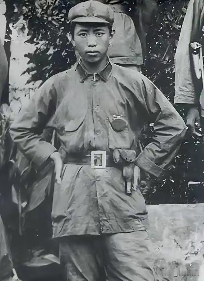这张珍贵老照片拍摄于1930年，一位年轻的小红军战士的一张珍贵老照片，此时这位红