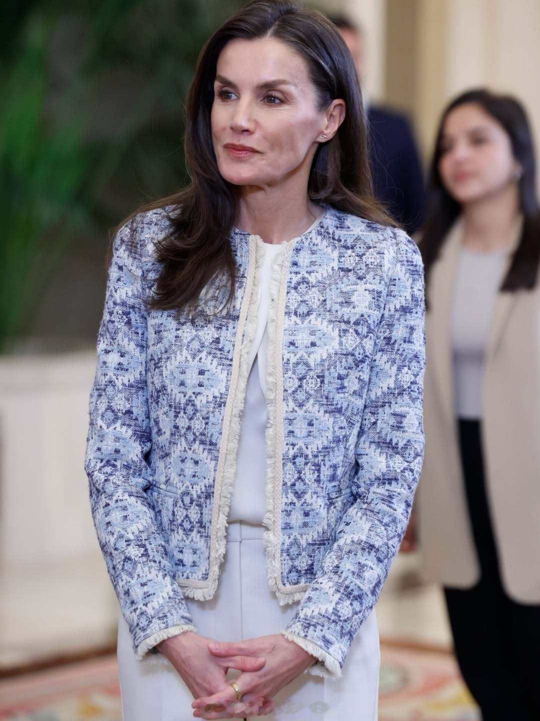 莱后最近入手的2件新首饰~①是一对闪电⚡️形状的耳环，来自西班牙女演员Barba