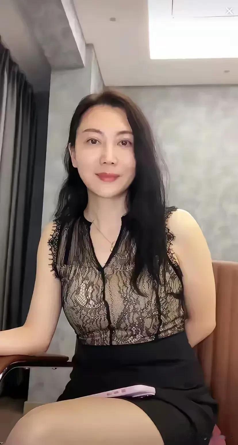 家人们！跟我相伴20年的女人，真的让我越来越惊喜！岁月在她脸上留下了痕迹，可穿搭