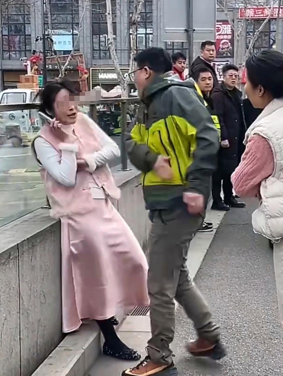 3月8日江苏扬州单行道上演的剐蹭闹剧让人唏嘘不已。
（个人观点仅供参考，无任何不