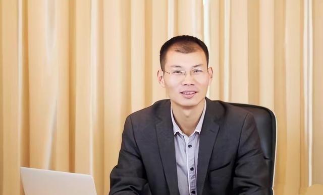 1999年，“蜜雪冰城”的创始人张红超去广告店做招牌，结果店员粗心，把“密”字写