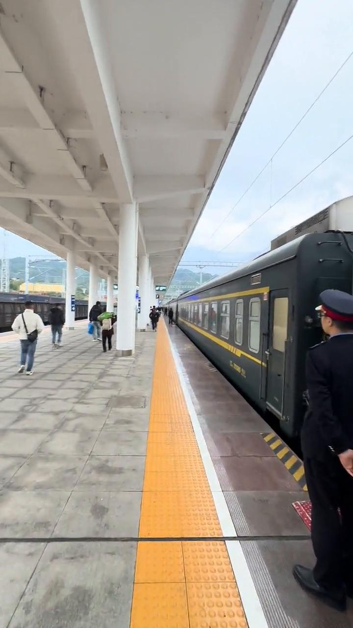 黔江的绿皮火车给大家看一下，到重庆主城区的现在黔江站都没人上车了，都坐高铁去了，