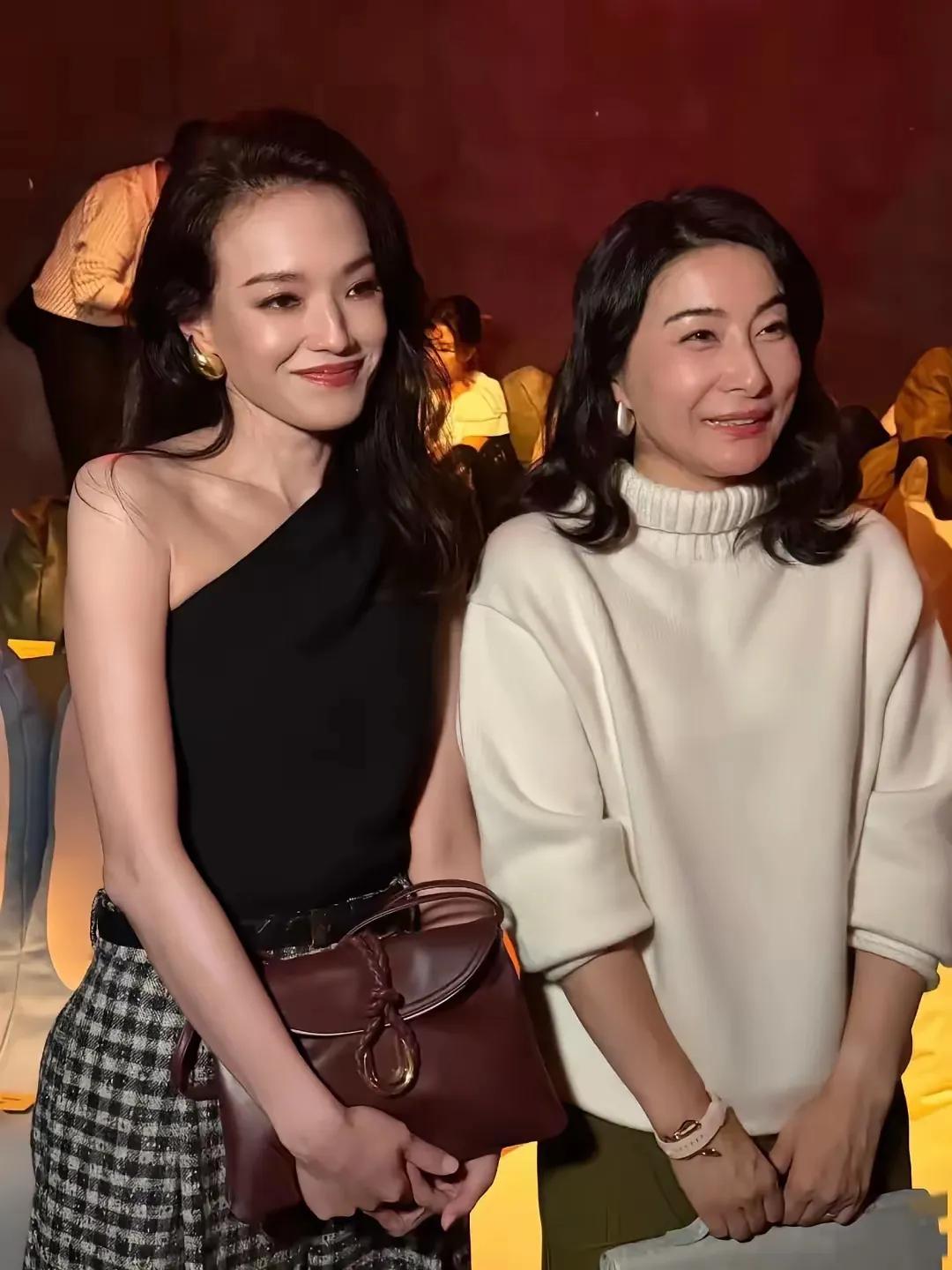 舒淇郭晶晶同框
舒淇50，郭晶晶44
这感觉两人脸部表情很像呢
只是穿着
怎么一