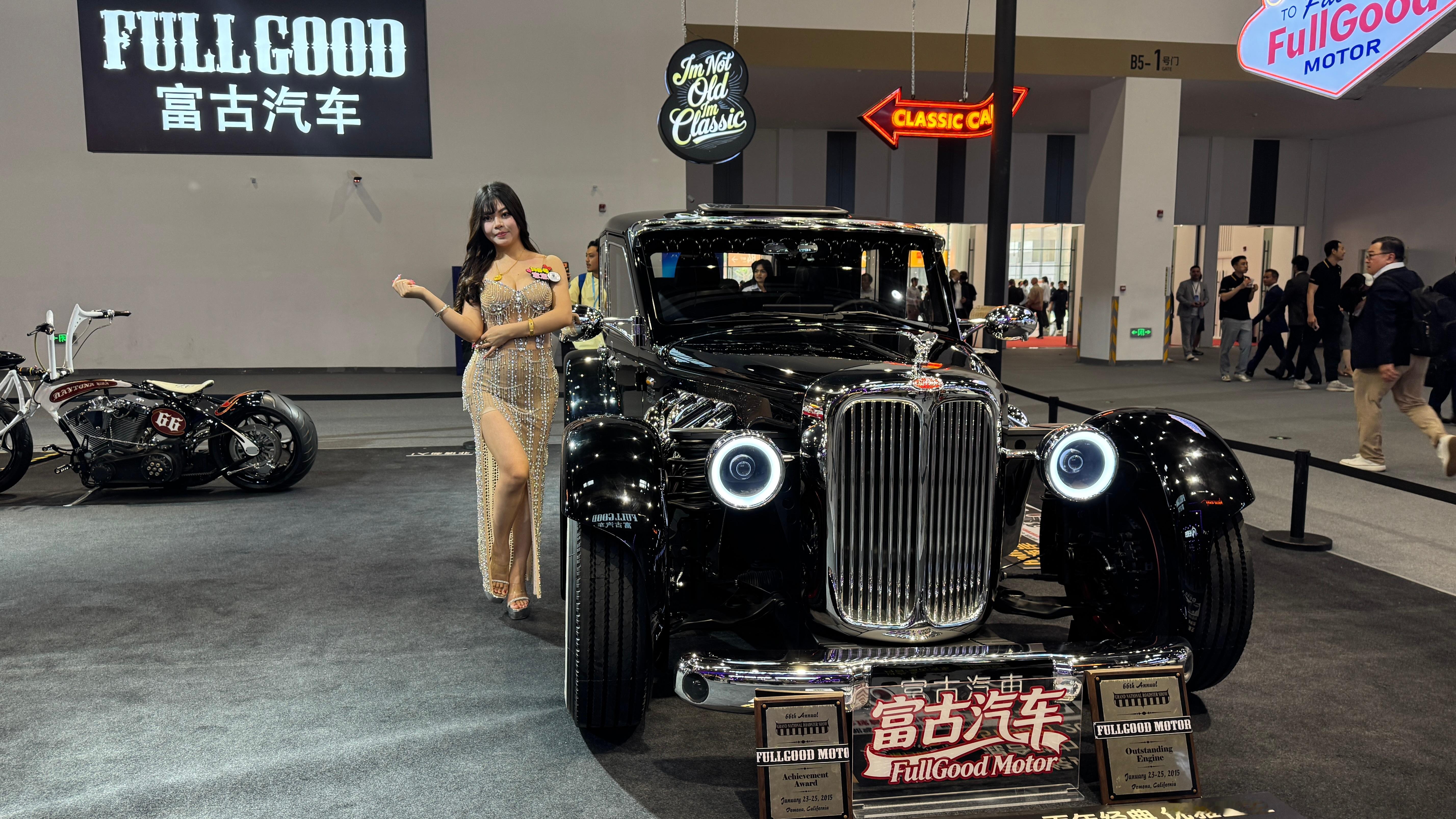 谁能拒绝一台复古敞篷车？2026北京车展 富古这波复古展台，直接把“老车的魂，新