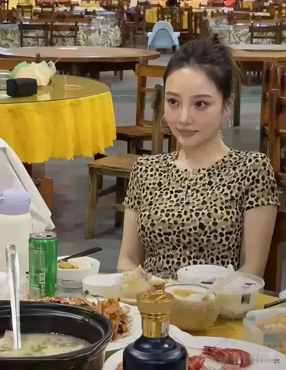 女人还是别轻易穿豹纹，你看连明星都吼不住，李小璐看上去直接老了十岁，张馨予这身也