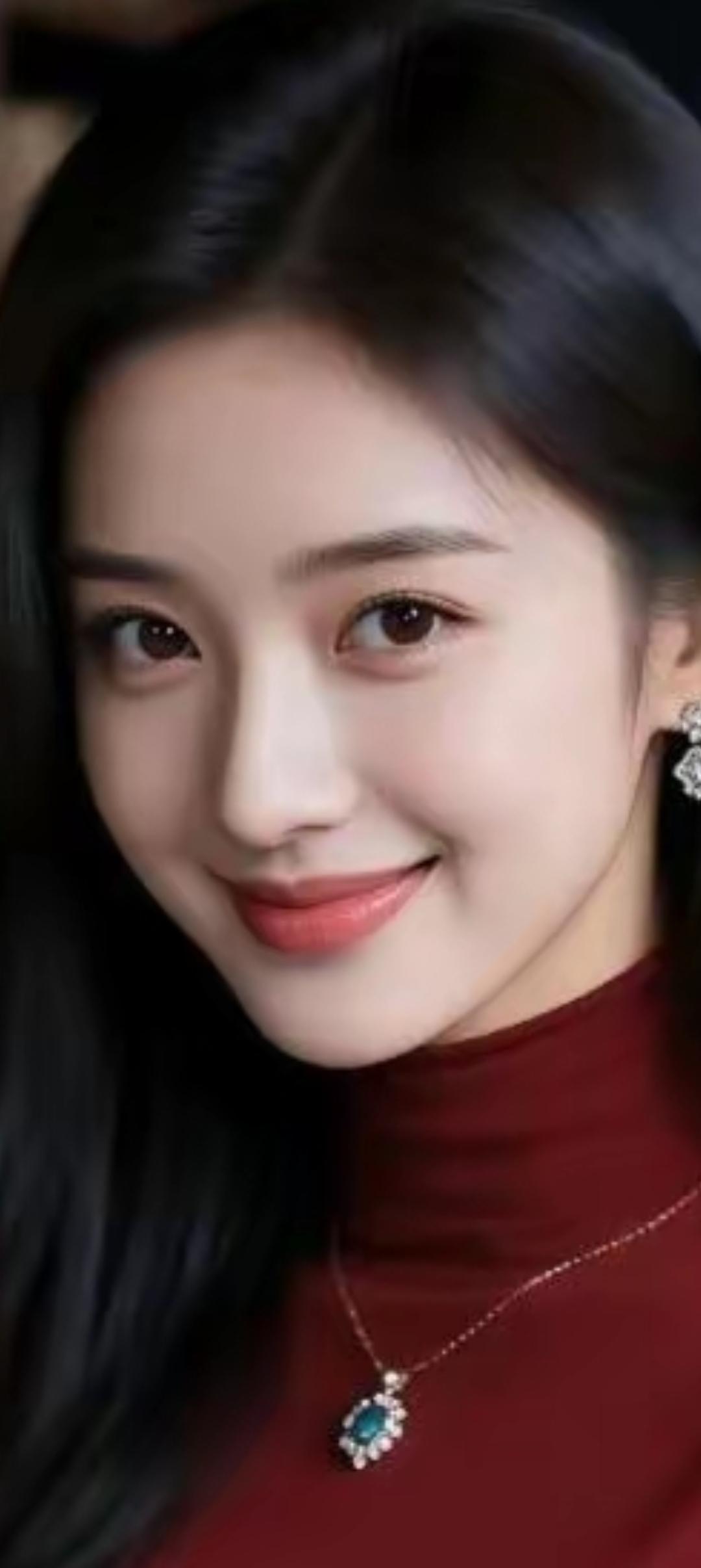 温柔甜美的笑容，红唇与耳环相映成趣，优雅动人。