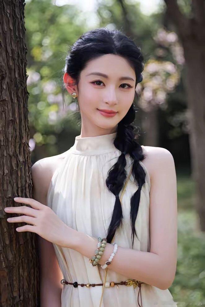 赵晴很可能会成为欢娱下一任一姐。于正近期单独宣传最多的艺人就是赵晴。只要于正愿意