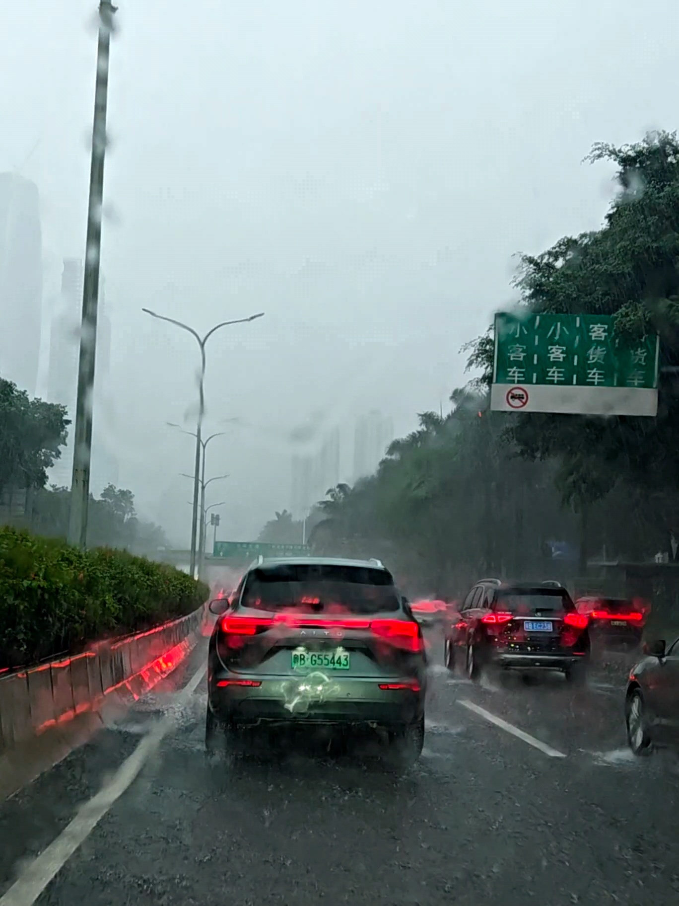 深圳暴雨那是相当的爆，这个点出门不是开车不湿透才怪 