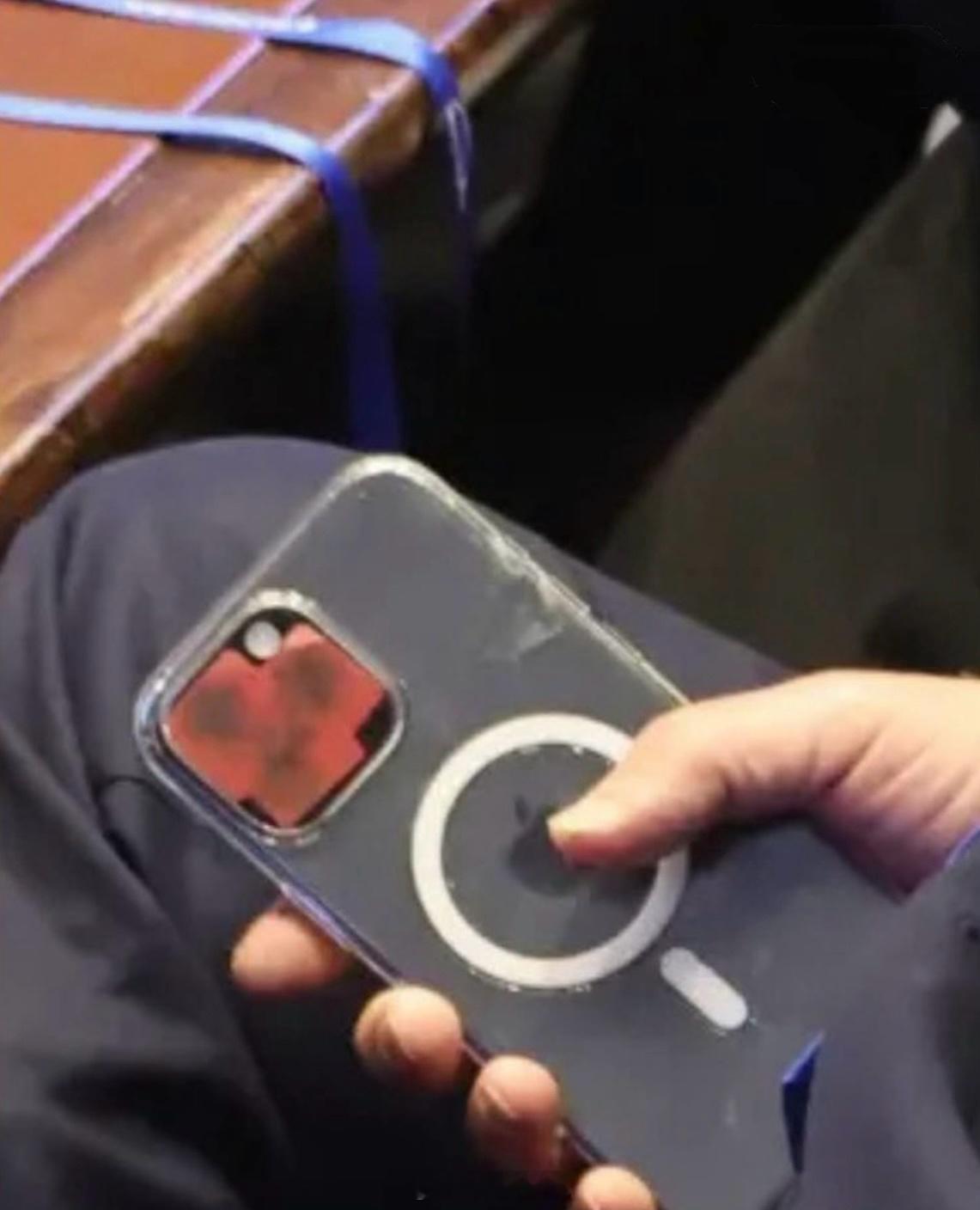 🇮🇱据报内塔尼亚胡使用的手机，须要用红胶带遮盖住摄像头。以色列总理称若伊朗袭