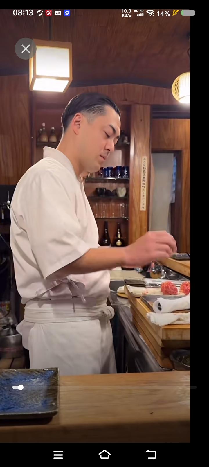 为什么中国人讨厌假笑？——
网上视频：日本某店，一工作人员快要递商品时准备好笑容