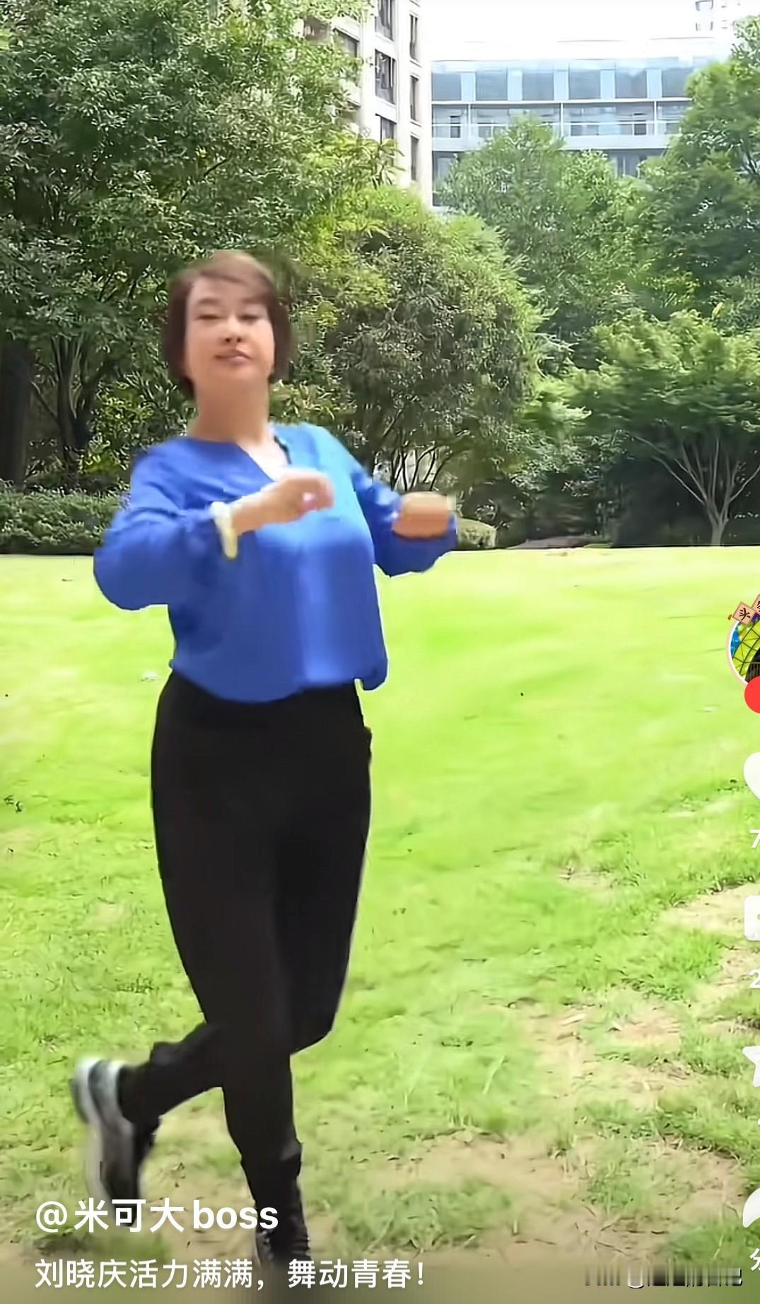 刘晓庆，就她这个精神头，平常同龄老太太根本比不了。
我有时候就怀疑，她们是不是有