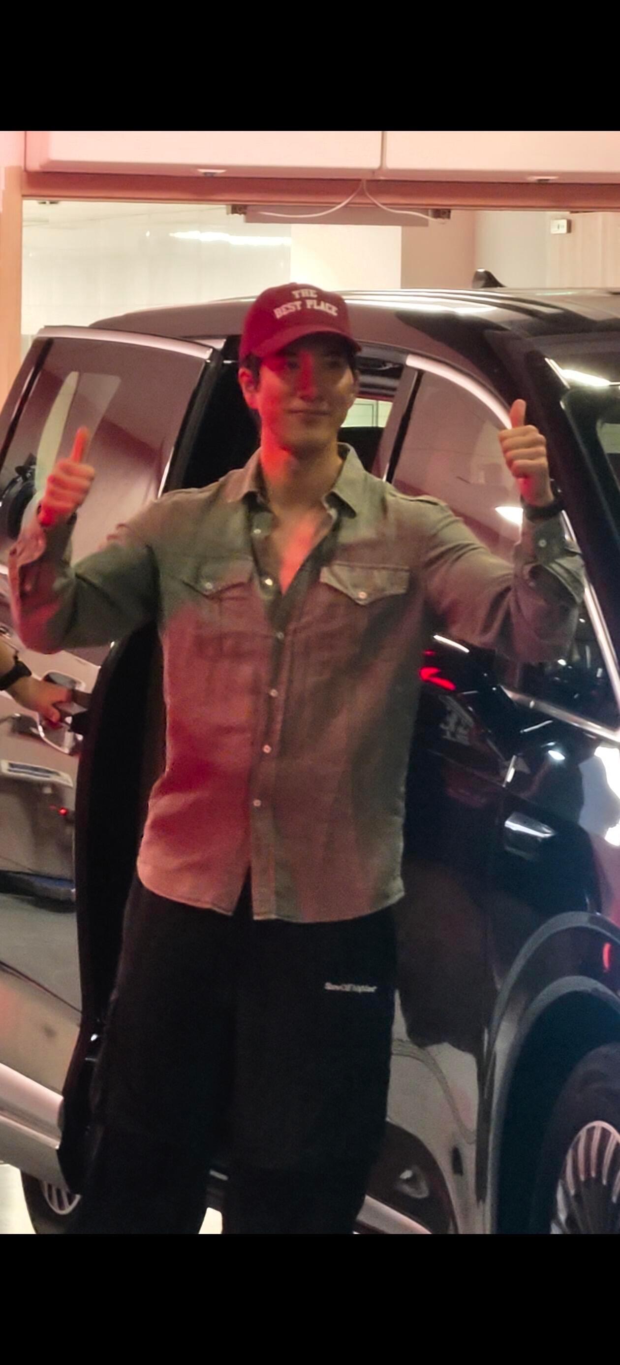王力宏脸肿成这样还在安慰粉丝，今天带伤彩排，还要坚持表演