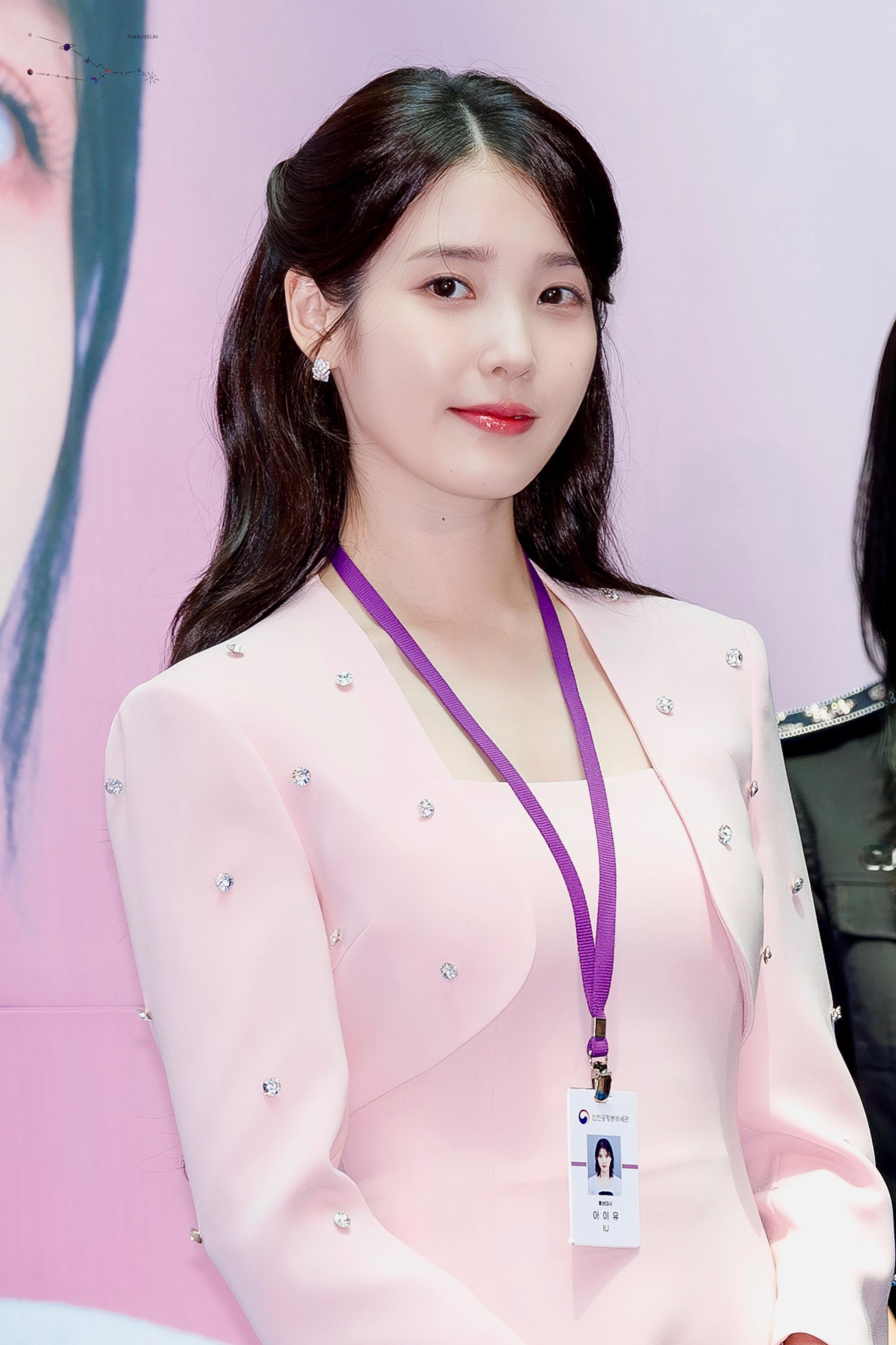 IU[超话]  🐥IU青龙视后 250725 IU 仁川机场海关宣传大使委任仪