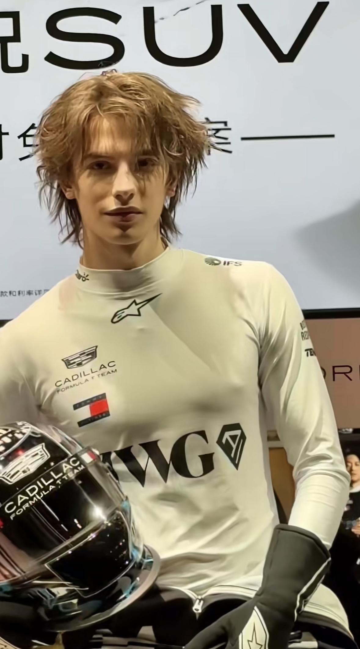 救命🆘凯迪拉克的车模怎么会这么帅！！！！真心希望各家车企找车模的时候，重点放在