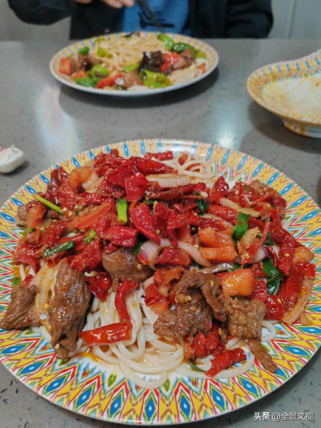 新疆拌面品种非常多，但最好吃的应该是过油肉拌面，其它的就不怎么样了。
     